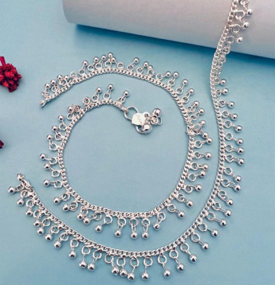 Sangria Silver-Plated Artificial Stones and Beads Anklet